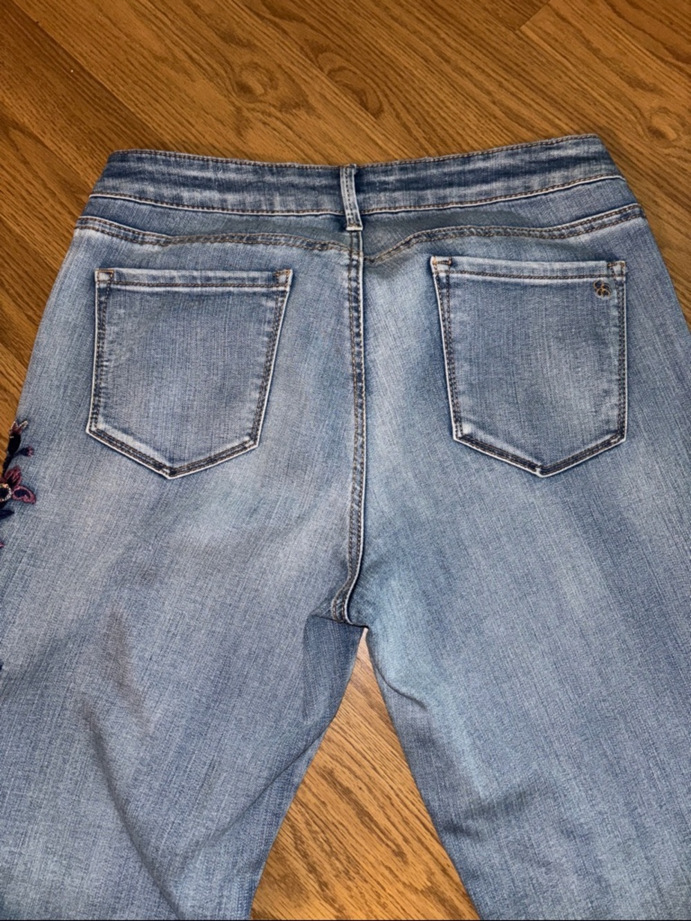 Jessica Simpson Light Blue Embroidered Jeans Size 31 - EUC - Picture 2 of 9